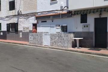 Terraza sobre la acera en la playa de Ojos de Gara/TA.